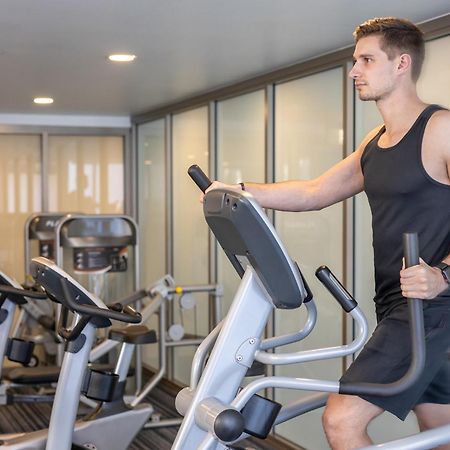 Meriton Suites North Ryde Σίδνεϊ Εξωτερικό φωτογραφία A man using an elliptical trainer