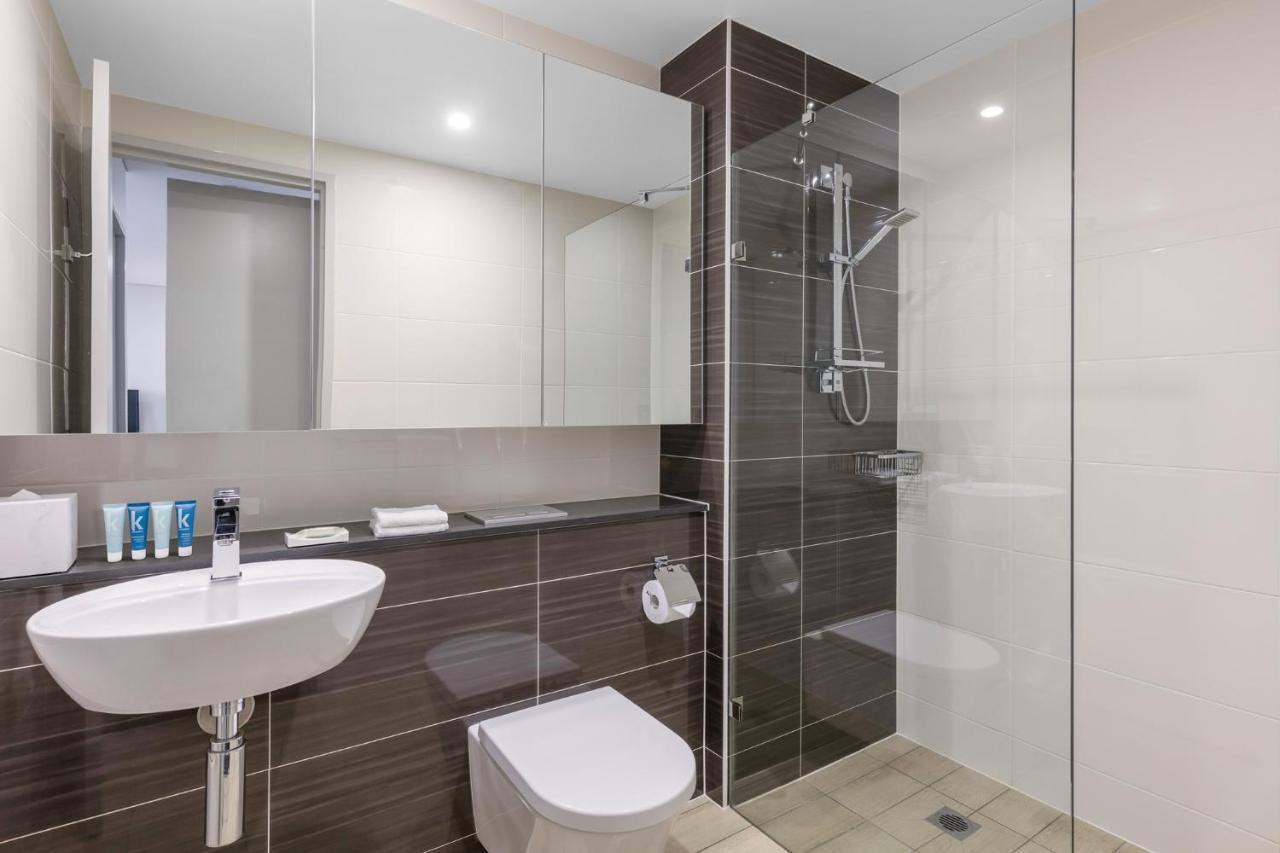 Meriton Suites North Ryde Σίδνεϊ Εξωτερικό φωτογραφία A modern bathroom with a shower cubicle
