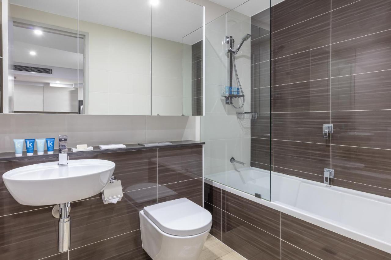 Meriton Suites North Ryde Σίδνεϊ Εξωτερικό φωτογραφία A typical bathroom in a Premier Inn