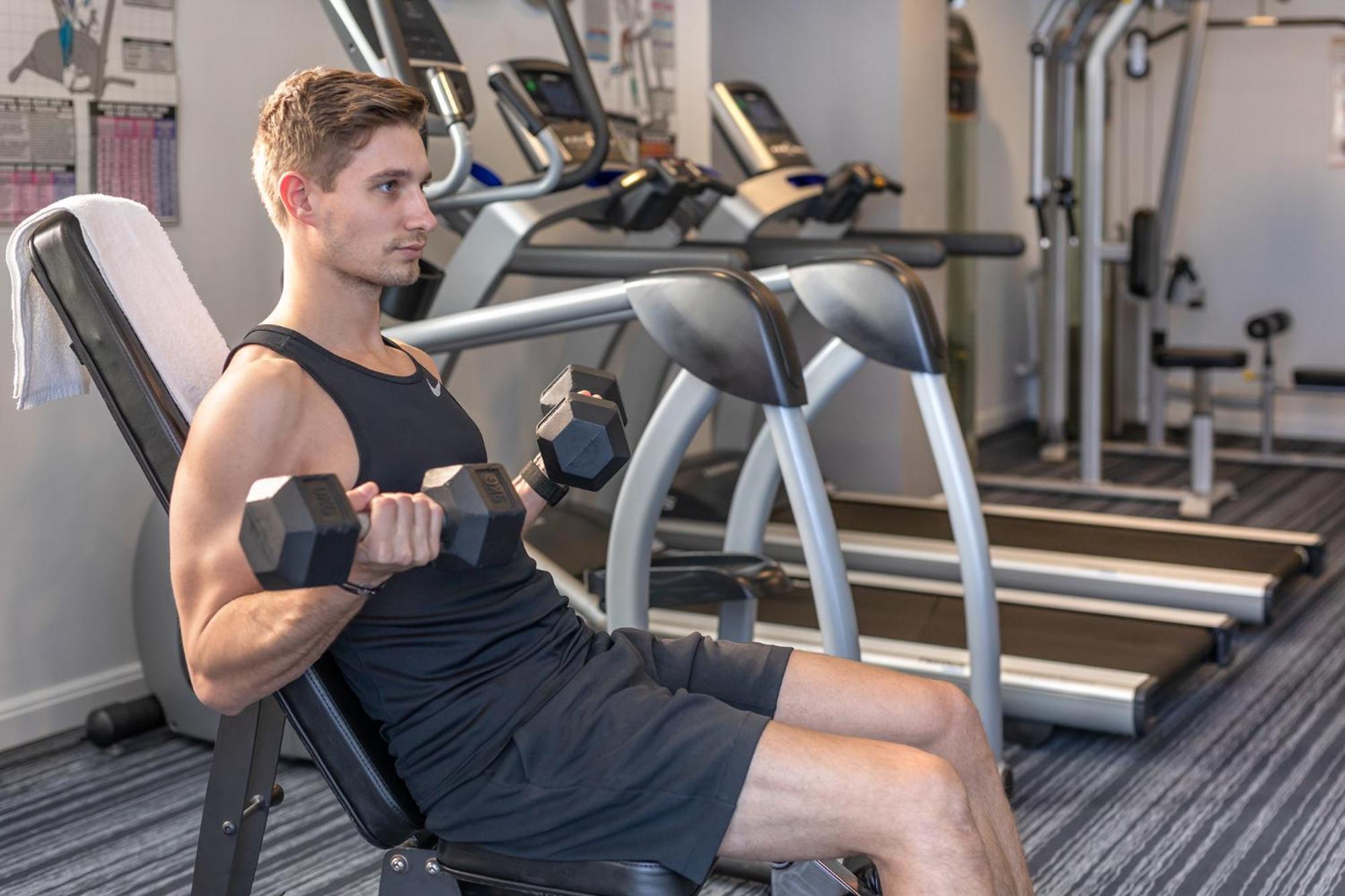 Meriton Suites North Ryde Σίδνεϊ Εξωτερικό φωτογραφία A man using a dumbbell to exercise