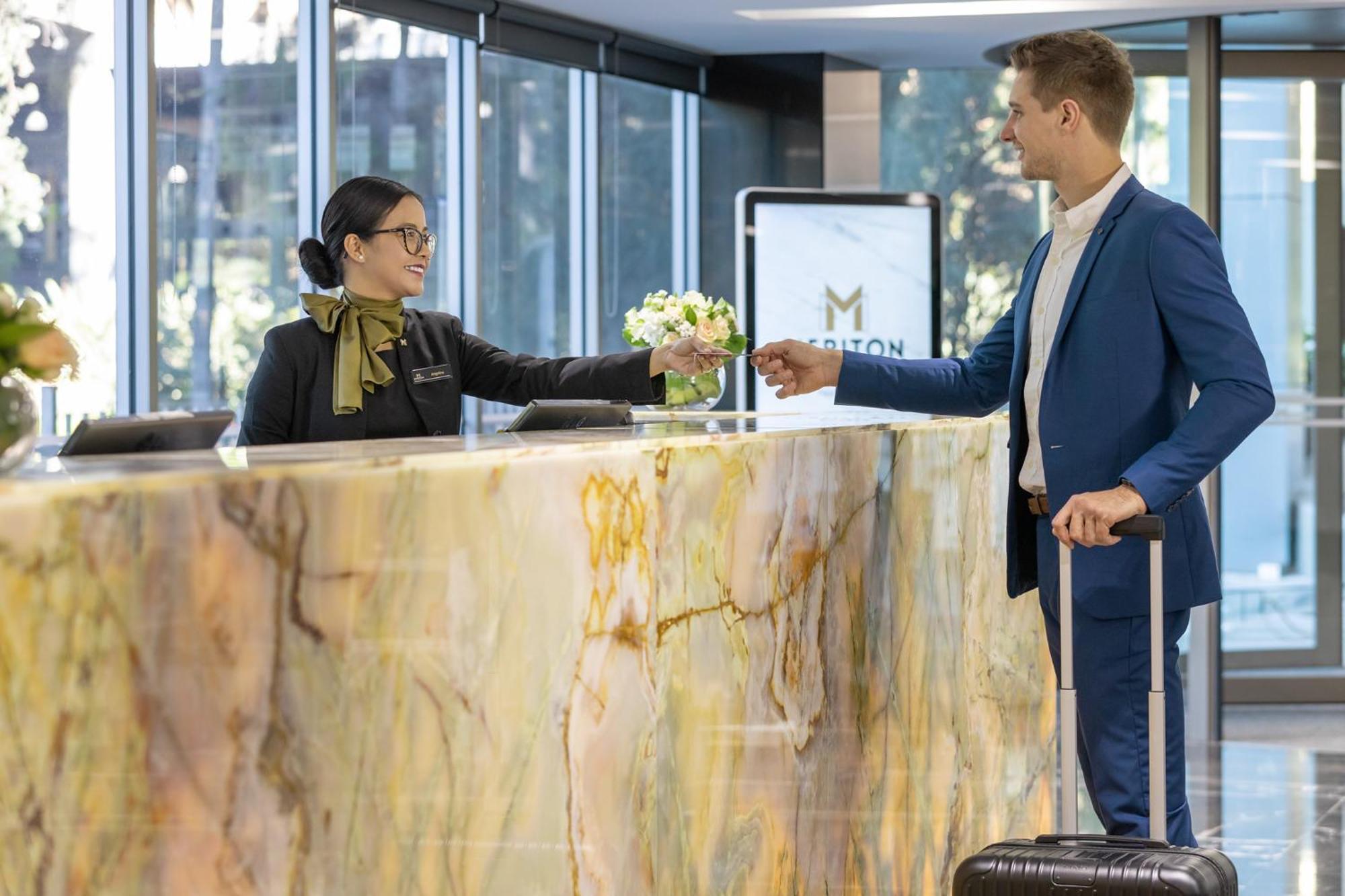 Meriton Suites North Ryde Σίδνεϊ Εξωτερικό φωτογραφία A hotel receptionist