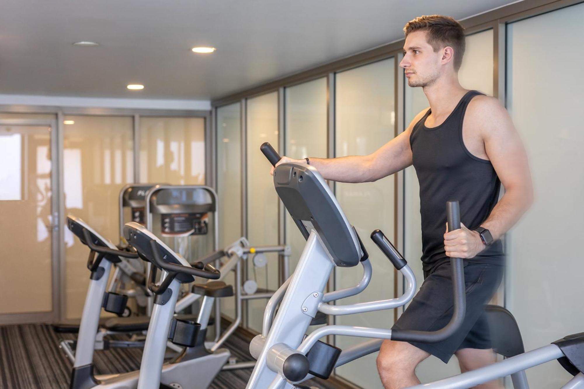 Meriton Suites North Ryde Σίδνεϊ Εξωτερικό φωτογραφία A man using an elliptical trainer